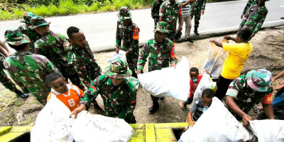 Grebek Sampah, Kodim 1708/BN dan Trash Hero Bersihkan Pantai Kampung Ambroben