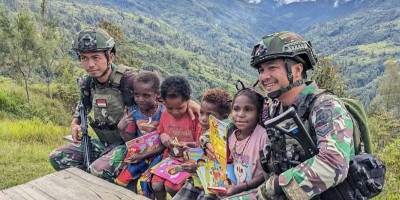 Satgas Yonif 509 Kostrad Peduli Anak-anak Kampung Amisiga