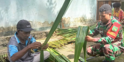 Wujudkan Manunggal dengan Rakyat, Babinsa Bantu Warga Buat Atap dari Daun Sagu