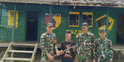 Satgas Yonzipur 5/ABW Terima Penyerahan Senjata Api Rakitan Dari Masyarakat
