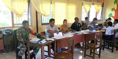 Babinsa Dampingi Verifikasi Penerimaan Murid Baru di SMAN 1 Biak Utara