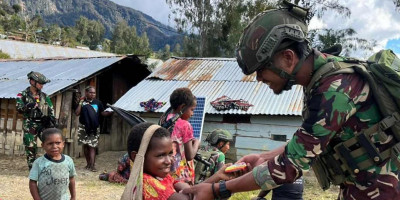 Satgas Yonif 509 Kostrad Berbagi Keceriaan di Kampung Holomama, Intan Jaya