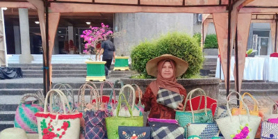 Pengrajin Anyaman Mansiang Rasakan Manfaat Program PNM Mekaar