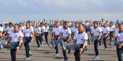 Di Surabaya, Wadan Kormar Dampingi Kasal Olah Raga Bersama
