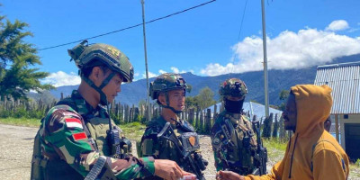 Satgas Yonif 509 Kostrad Menggalakkan Komunikasi Sosial dengan Masyarakat