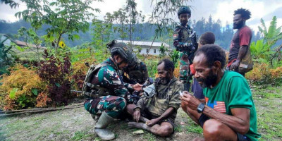 Satgas Yonif 509 Kostrad Berikan Bantuan Kesehatan di Kampung Titigi