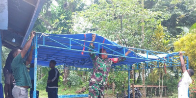 Ciptakan Kebersamaan, Babinsa Bersama Warga Pasang Tenda