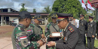 Satgas Yonzipur 5/ABW Berikan Surprise HUT Bhayangkara ke 78 di Polsek Badau