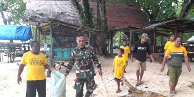 Anggota Posramil Biak Timur Kolaborasi Bersama Komunitas Trash Hero Biak Gelar Grebek Sampah