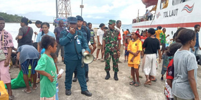 Pastikan Keamanan Warga, Babinsa Monitoring Kedatangan Kapal di Pelabuhan 