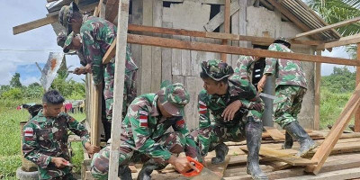 Satgas Yonif 122/TS Bangun Rumah Layak Huni untuk Warga