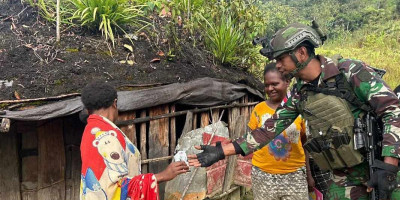 Satgas Yonif 509 Kostrad Rutin Berbagi Bantuan Door to Door