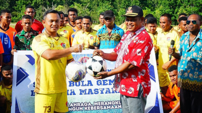 Penuh Kegembiraan, Kodim 1708/BN Gelar Sepak Bola Gembira dan Berbagi Kasih di Biak Utara