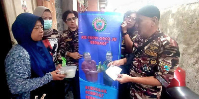 Jumat Berkah, PC KB-FKPPI 0902 JU Bagikan Nasi kepada Warga Kalibaru Cilincing