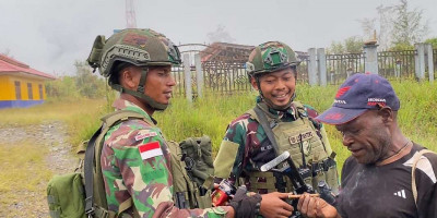 Senyum Ceria Komunikasi Sosial Interaktif Satgas Yonif 509 Kostrad di Kampung Holomama
