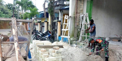 Manunggal TNI-Rakyat, Babinsa Bantu Bangun Rumah Warga