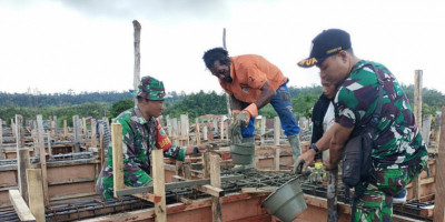 Wujud Kemanunggalan TNI-Rakyat, Kodim 1708/BN Bantu Pengecoran Gedung Madrasah