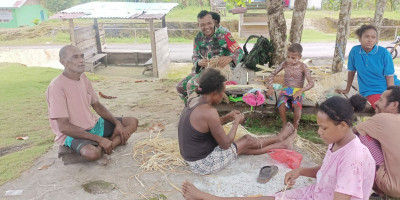 Dukung Peningkatan UMKM, Babinsa Beri Motivasi Pengrajin Anyaman Daun Pandan