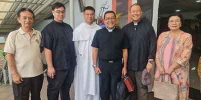 Kakak-beradik dari Keluarga Super Tajir Pilih Jadi Pastor
