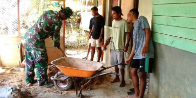 Bentuk Kepedulian, Babinsa Bantu Ratakan Tanah Teras Rumah Warga
