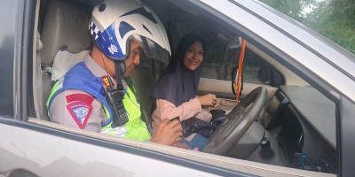 Pengemudi Takut Ketinggian, Satlantas Polres Jakbar Sigap Membantu