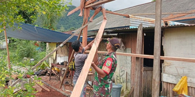 Dorong Pertumbuhan Ekonomi Masyarakat, Babinsa Bantu Bangun Kios