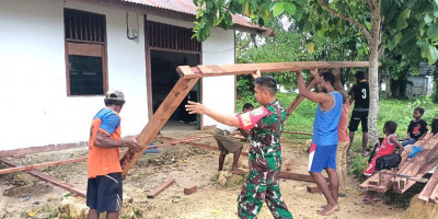 Peduli Warga Binaan, Babinsa Bantu Pembuatan Teras Rumah Warga