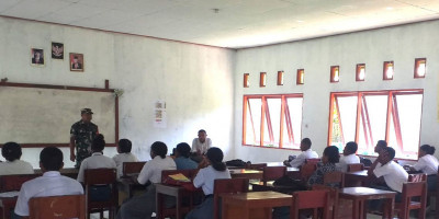 Tanamkan Rasa Cinta Tanah Air, Babinsa Berikan Materi Wasbang kepada Siswa SMA