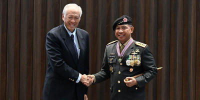 Panglima TNI Terima Meritorious Service Medal Singapura
