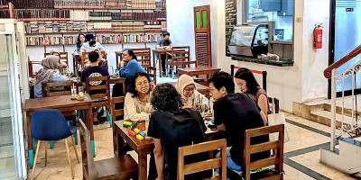 Ngopi dan Makan di Perpustakaan, Mengapa Tidak?