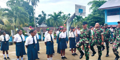Bentuk Disiplin, Anggota Kodim 1708/BN Berikan Latihan PBB di SMKS YPK 1 Pariwisata Biak