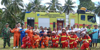 Babinsa Bersama Dishub Udara Numfor Latihan Simulasi Penanganan Kecelakaan Pesawat