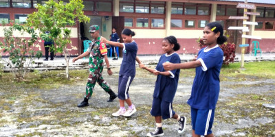 Pastikan Siap Bertugas, Babinsa Latih Petugas Pengibar Bendera di SMPN 1 Numfor