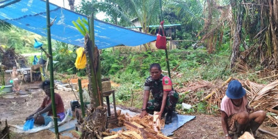 Jalin Kedekatan, Babinsa Bantu Warga Proses Pengolahan Sagu secara Tradisional