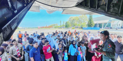 Hari Bakti Ke-77  TNI AU:  660 Warga Makassar Dan Maros Antusias Ikut Joy Flight Pesawat Hercules AU A-1330 