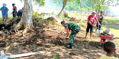 Ciptakan Tempat Ibadah Nyaman, Babinsa Bantu Warga Bersihkan Halaman Gereja