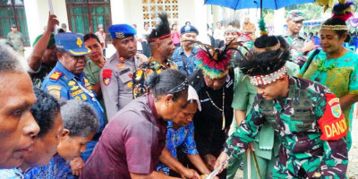 Dandim 1708/BN Resmi Bergelar Adat Mansapur dalam Tradisi Barapen di Supiori