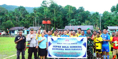 Kodim 1708/BN Gelar Sepak Bola Gembira dan Berbagi Kasih di Kampung Okdori Ababiadi