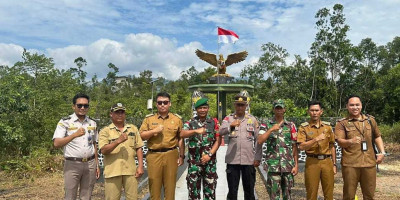 Pengibaran Bendera Merah Putih di Tugu Kedaulatan RI-Malaysia