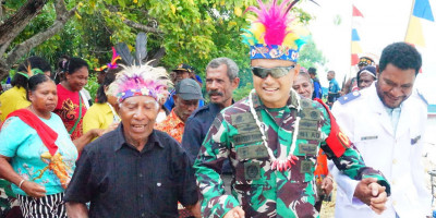 Gelar Adat Manggonswan Dianugerahi kepada Dandim 1708/BN dalam Kunjungan di Pulau Rani