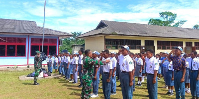 Tingkatkan Karakter dan Kedisiplinan, Babinsa Latih PBB Siswa SMA