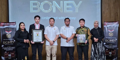 MURI Beri Penghargaan kepada Boney atas Penjualan Suplemen Peninggi Badan Terbanyak