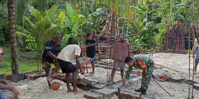 Ringankan Beban Masyarakat, Babinsa Bantu Bangun Rumah Warga Binaan