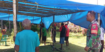 Jalin Hubungan Kerja Baik, Babinsa Komsos dengan Masyarakat Desa Binaan