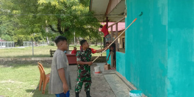 Peduli Warga Binaan, Babinsa Posramil Warsa Bantu Pengecatan Balai Kampung