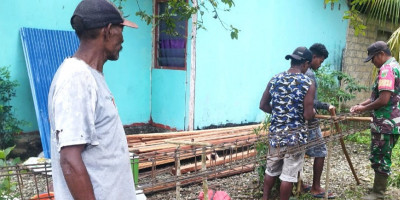 Babinsa Supiori Selatan Bantu Warga Binaan Pembuatan Rangka Besi untuk Halte