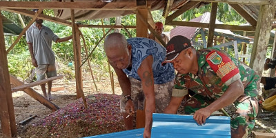 Jalin Hubungan Baik dengan Warga Binaan, Babinsa Bantu Bangun Rumah Makam