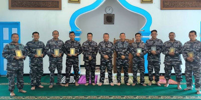 Pangkoarmada II Serahkan Al-Qur'an ke Prajuri Lanal Semarang