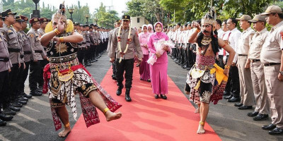 Tradisi Penyambutan Kapolda Jateng yang Baru, Brigjen Pol Ribut Hari Wibowo