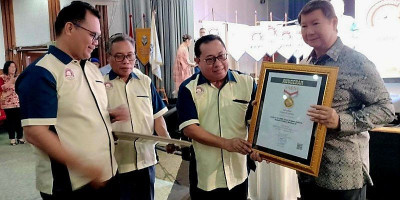 Penghargaan Pin Emas dari SMSI untuk Prabowo Subianto